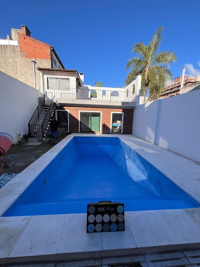Terminada: la pileta con el revestimiento azul nuevo
