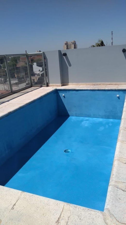 Pileta terminada en azotea con vista a la ciudad
