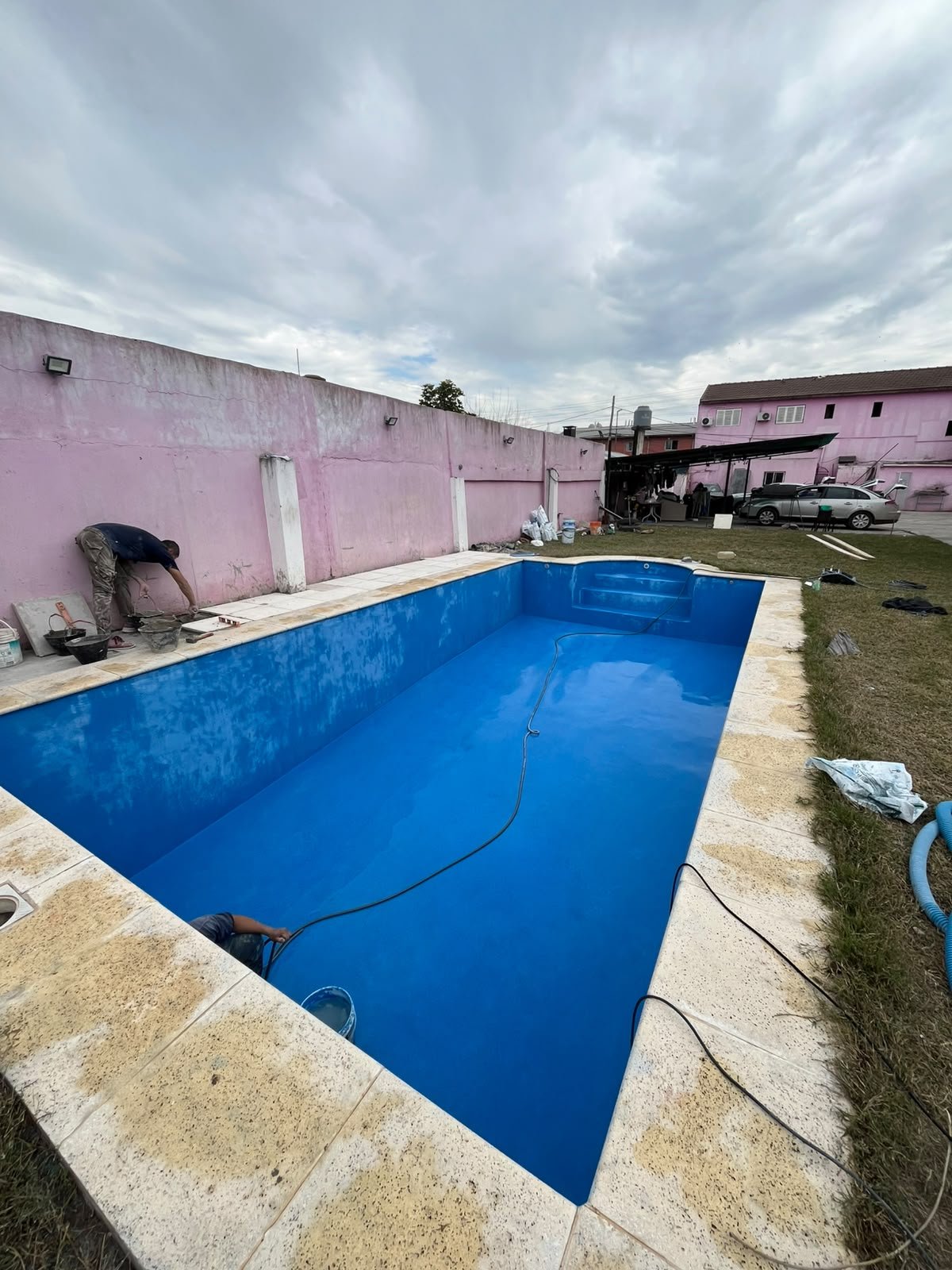 Durante: revestimiento granulado azul recién aplicado