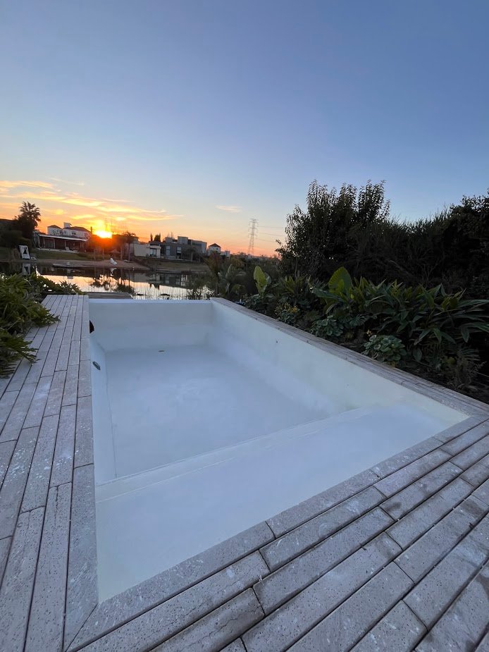 Piscina terminada por Chavez Marble Pools al atardecer